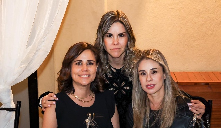  Maga Nieto, Montse Cortés y Patricia González.