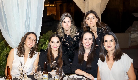  Daniela Villasuso, Pía Cortés, Montse Cortés, Ximena Burberg, Mafer Cortés y Sandra Villasuso.