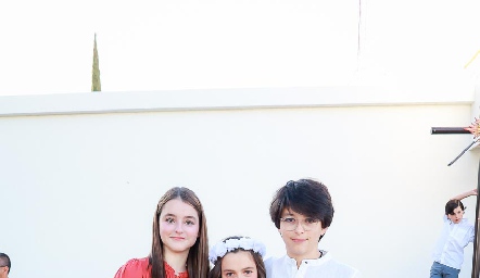  Emilia con sus hermanos Marina y Marcelo.