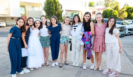  Emilia con sus amigas.