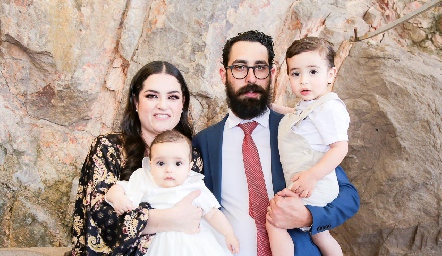  Isabel Torre y Juan Gómez con sus hijos Sebastián y Gero Gómez.