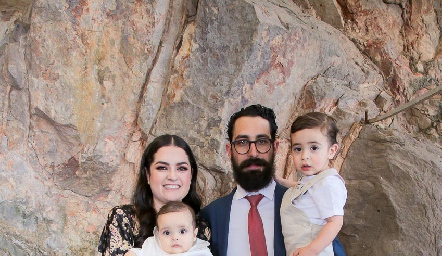  Isabel Torre y Juan Gómez con sus hijos Sebastián y Gero Gómez.