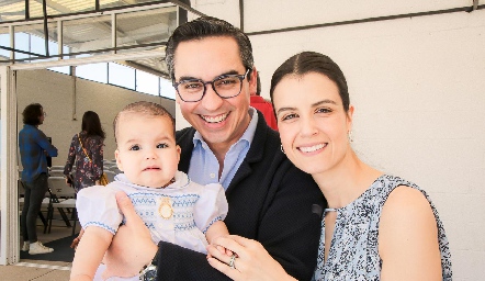  Mauricio Carbajal y Tere Torre con su hija Sofía.