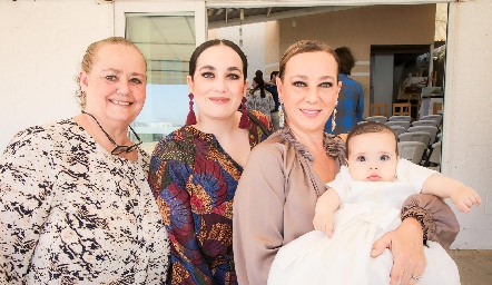  María del Carmen Cuétara, Daniela Cuétara y Maribel Cuétara con Sebastián.