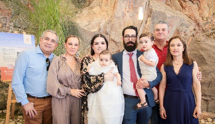 Sebastián con sus abuelos paternos Álvaro Gómez y Maribel Cuétara, sus papás Isabel Torre y Juan Antonio Gómez,  su hermano Gero, y sus abuelos maternos José Luis Torre y Conchita Gutiérrez.