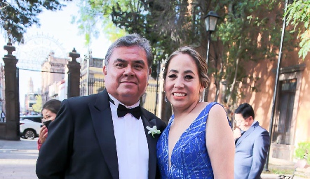  Jorge Gerardo Mejía y Laura Aguilar, papás de la novia.