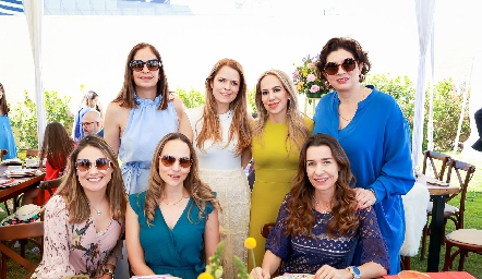  Montse del Río con sus amigas.