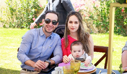  Francisco Padilla e Ileana Rodríguez con su hijo Sandro.