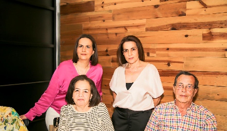  Leticia Galindo con sus hijas, Martha y Lety de la Torre y su esposo Norberto de la Torre.