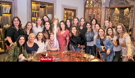  Claudia Hinojosa celebrando su cumpleaños 50 con sus amigas.
