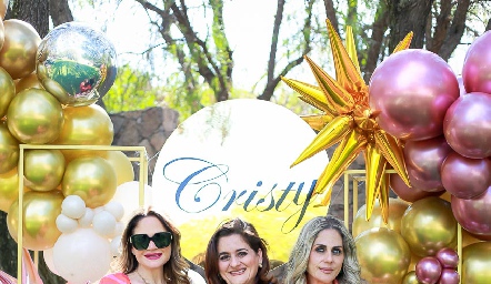 Cristy con sus hermanas Sofía y Paty Reyes.