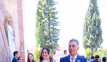  Natalia llegando a la iglesia con su papá Jaime Navarro.