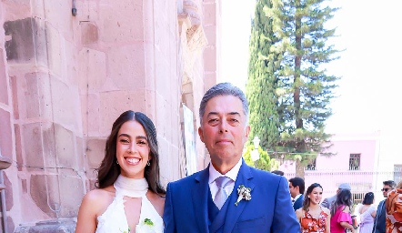  Natalia del brazo de su papá Jaime Navarro.