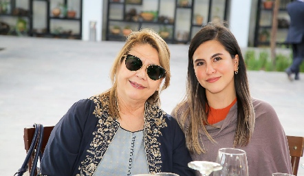  Elisa Ríos y Nicole Mallorca.