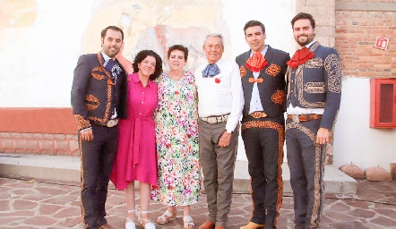  Manuel Labastida con su esposa Vero y sus hijos Fernando, Alejandra, Manuel y Rodrigo.