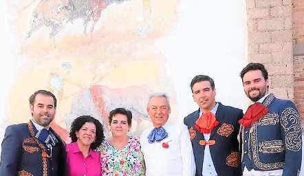  Manuel Labastida con su esposa Vero y sus hijos Fernando, Alejandra, Manuel y Rodrigo.