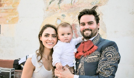  Elisa Ramírez y Rodrigo Labastida con su hijo Sebastián.