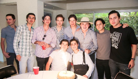  Eduardo Zendejas festejando con sus amigos.