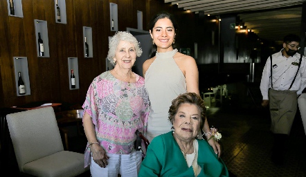  Fabiola con sus abuelas Rebeca Mendizábal y Elisa Bouche.