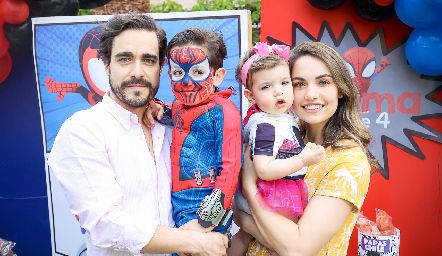  José Luis Villaseñor y Marcela Díaz Infante con sus hijos José María y Carlota.