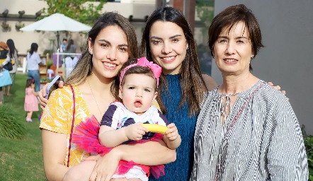  Marcela y Gabriela Díaz Infante con su mamá Gabriela Andrés y Carlota.