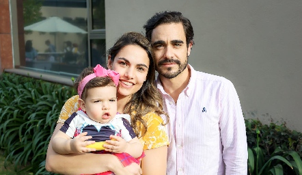  Marcela Díaz Infante, José Luis Villaseñor con su hija Carlota.