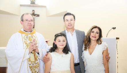  Mía con el Padre Gabriel Valle y sus papás.