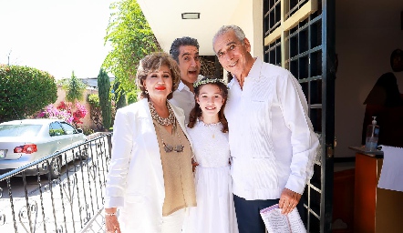  Maxi con sus abuelos Lety y Gilberto Enríquez.