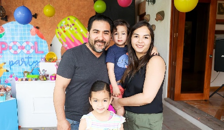  Roberto García y Yuri Cojongo con sus hijos.
