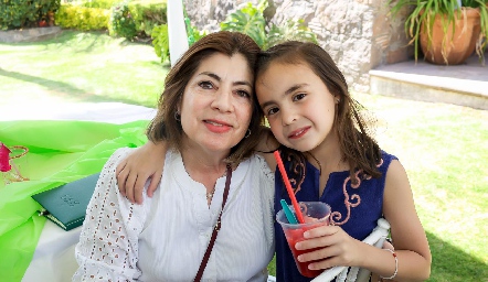  Leticia Anaya con su nieta María Pía.
