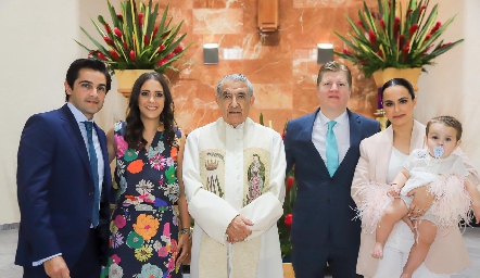  Ernesto Zárate, Cristina Rivero, Padre Carlos Medina, Manuel Zárate y Natalia Leal con Ernesto.