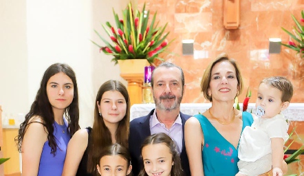  Ángel Rivero y Cristina Barret con sus nietos.