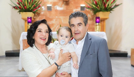  María del Refugio Díaz Infante y Ernesto Zárate con su nieto Ernesto.