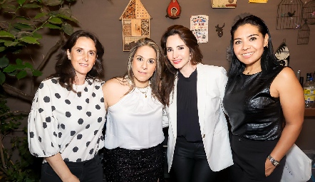  Paola Meade, Michelle Zarur, Mariana Ávila y Jessica Torres.
