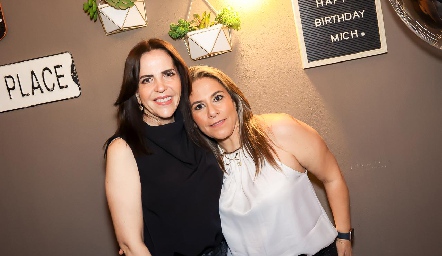 Claudia Martínez y Michelle Zarur.