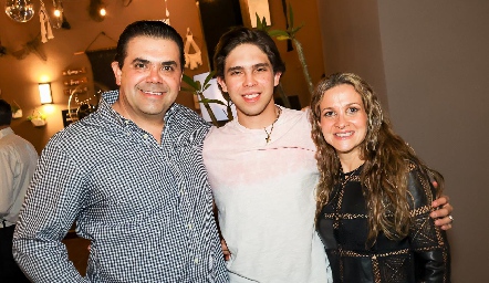  Miguel Compean, Santiago Compean y Aurora Irigoyen.