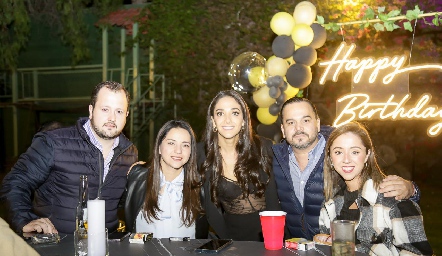  Isa Villanueva con sus amigos.
