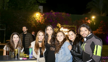  Isa Villanueva con sus amigos.
