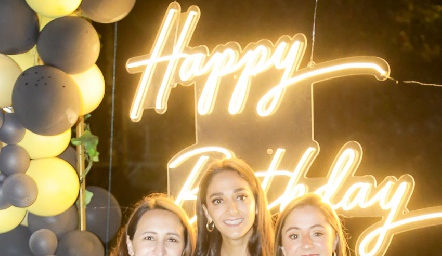  Cristi Martínez, Isa Villanueva y Ale Guevara.