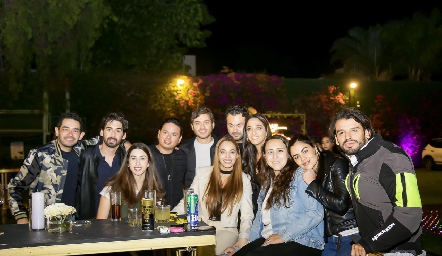  Isa Villanueva con sus amigos.