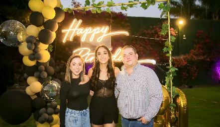  Ale Guevara, Isa Villanueva y Héctor Mézquida.
