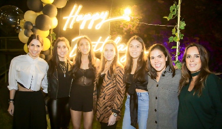  Isa con sus amigas.