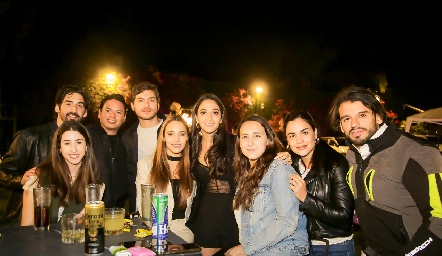  Isa con sus amigos.