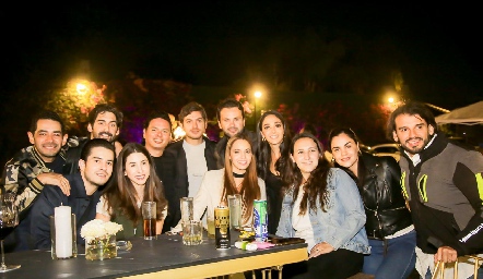  Isa con sus amigos.