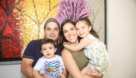  Mauricio Suárez y Juli Valle con sus hijos Mauricio y Valentina Suárez.
