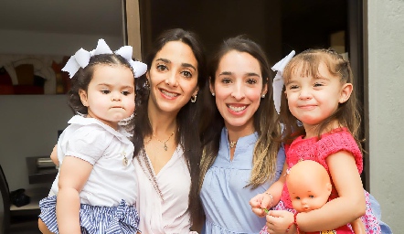  Isa Villanueva y Macarena, María José Ascanio y María Inés.