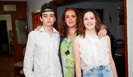  Martha Elena con sus hijos José María y Regina de Anda.