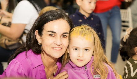  Carmen Zapata con su nieta Carmelita Aranda.