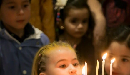  Carmelita soplando las velas.