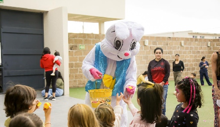  Conejo repartiendo huevitos de pascua.